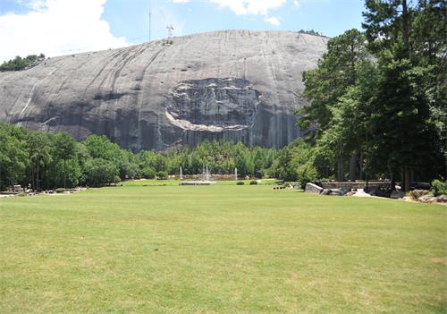 图1： 位于乔治亚州亚特兰大市中心东北的旅游景点石头山脚。
