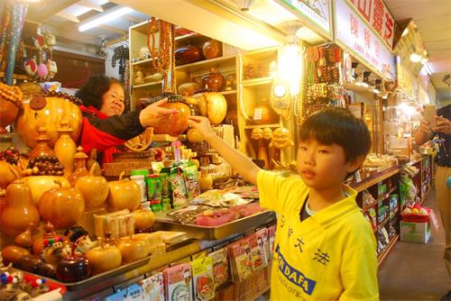 '图13：24.小弟子美食街分赠资料和纸莲花'