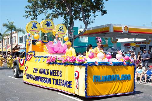 '图1～3：加州圣地亚哥科罗纳多岛（Coronado）每年的独立日国庆游行有100多个队伍参加，吸引3至5万人观看。图为圣地亚哥法轮功学员参加2019年科罗纳多岛庆祝美国独立日游行。'