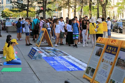 '图1～2：二零一九年七月十三日，法轮功学员在加拿大首都渥太华市中心最繁华的拜沃德市场（ByWard Market）西南角的乔治街上传播真相。'