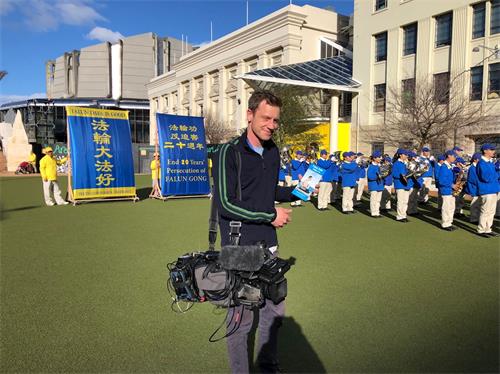 '图9：新西兰电视台摄影师山姆鼓励法轮功学员坚持不懈，奋战到底。'