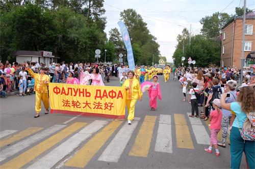 '图15：七月二十日，法轮功学员受邀参加在西伯利亚谢列霍夫市（Shelekhov）城市日大游行'
