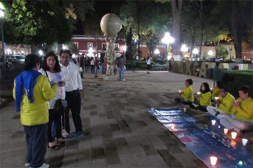 '图28~31:特拉斯卡拉市炼功,并举行烛光悼念活动'