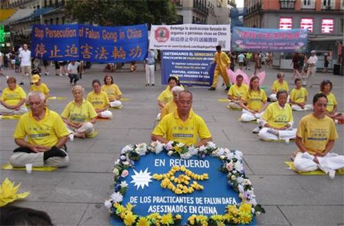 '图4：2019年7月19日，法轮功学员在马德里Callao广场上炼功。'