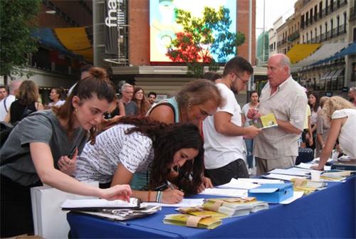 '图13：2019年7月19日，西班牙民众在马德里Callao广场上签名支持法轮功。'