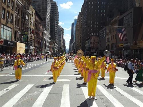 '图8～9：法轮大法腰鼓队参加在曼哈顿中城举行的“多米尼加日”游行，英姿飒爽。'