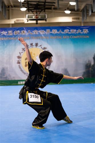 图2：八月二十五日，在第六届新唐人武术大赛决赛中，少年拳术组金奖得主——十七岁的庄宗廷表演查拳门六路查拳。