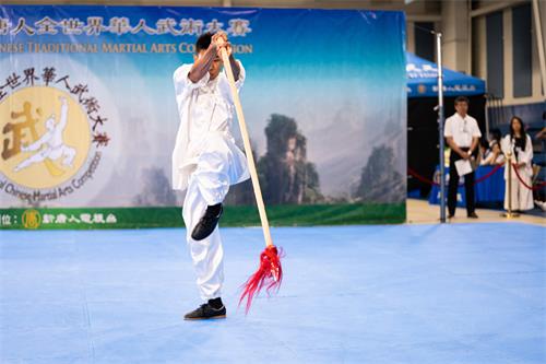图7：八月二十五日，在第六届新唐人武术大赛决赛中，男子器械组选手刘大雁表演六合螳螂派梨花枪。