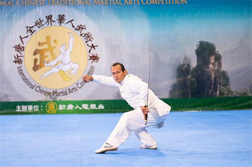 图10：八月二十日，毛里齐奥‧平松（Mauricio Pinzon）在第六届新唐人武术大赛男子器械组比赛中表演山西螳螂门七星连环剑。