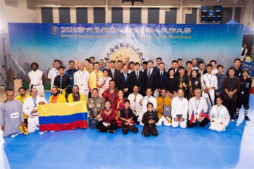 图13：八月二十五日，第六届新唐人武术大赛获奖选手与评委们、主办方负责人合影。
