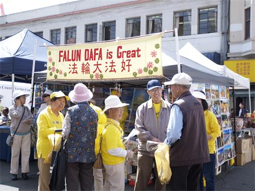 图1：二零一九年八月二十四日，法轮功学员在北加州奥克兰中国城中秋街会上摆放摊位，传播真相。前来了解真相的人们络绎不绝。