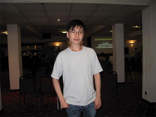 '图5：二零一九年九月十三日，李姓香港青年在伦敦观看了《求救信》'