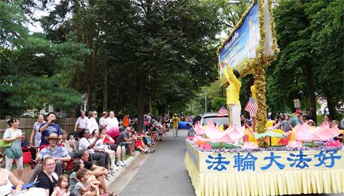 3～4：法轮功学员在花车上演示法轮功五套功法。