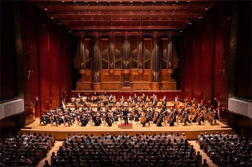 '图1：二零一九年九月二十三日，神韵交响乐团在台北国家音乐厅演出，爆满的观众频呼“安可”，掌声不断。'