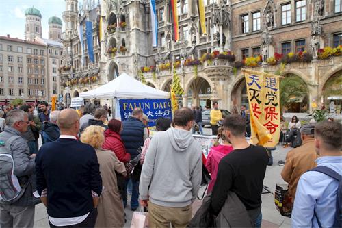 '图1：二零一九年九月二十八日，德国法轮功学员在慕尼黑玛琳广场（Marienplatz）举办活动，向民众展示法轮功学员反迫害的历程。'