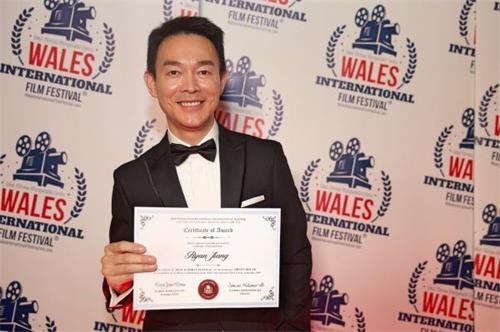 '图3：《归途》主要演员姜光宇获“威尔士国际电影节（Wales International Film Festival）”最佳男演员奖，尼思塔伯特港（Neath Port Talbot）市议员领袖罗伯特·琼斯（Y Cynghorydd Robert G Jones）为他颁奖'