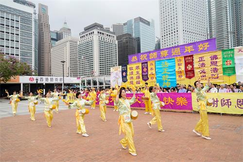 '图2～3：二零二零年一月二十五日，中国新年大年初一，香港法轮功学员向李洪志大师拜年。法轮功学员以打腰鼓方式向师父拜年。'