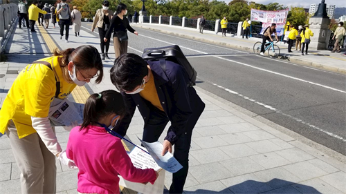 '图1~12:民众了解真相并在举报书上签名声援'
