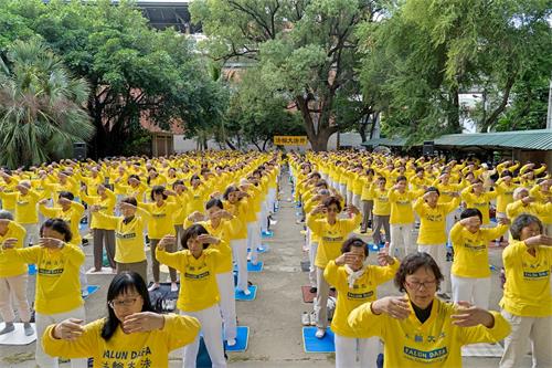 '图3～4：台湾高雄地区部份法轮功学员于二零二零年十二月二十七日下午，在高雄桥头糖厂中山堂广场集体大炼功，展示祥和优美的五套功法。'