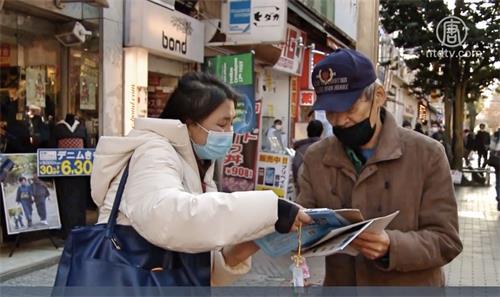 '图7～9：看到法轮功学员的游行，沿途观众有的跟法轮功学员询问、了解真相，有的签名支持解体中共。'