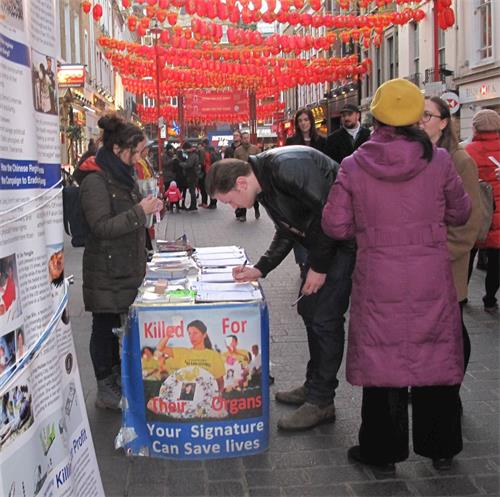 '图7：二零二零年二月一日，来自布莱顿的杰克（正在签名者）签名呼吁英国政府要求中共停止迫害法轮功。'