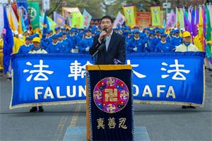 '法轮功学员石采东在二零一九年纽约纪念“四。二五”集会上回顾了当年上访的情形'