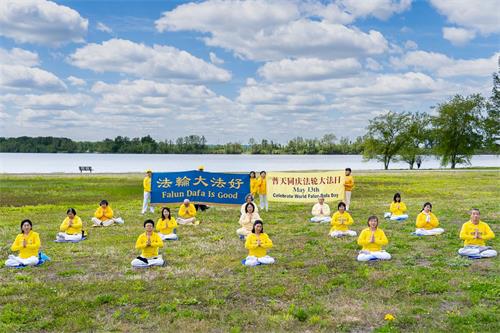 '图：密苏里州部份法轮功学员合影，庆祝第二十一届世界法轮大法日，恭贺师尊华诞，感恩大法。'