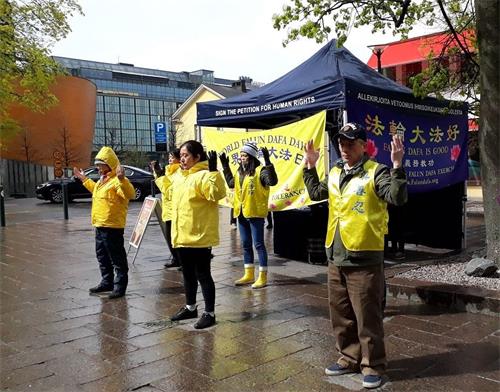 '图2：芬兰法轮功学员集体炼功，展示功法，庆祝“5·13世界法轮大法日”。'