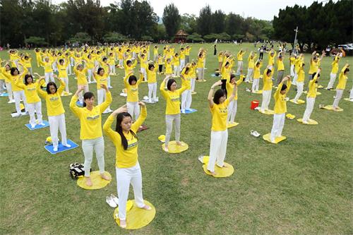 '图3：二零二零年五月二日，台湾南桃学员在龙潭石管局大草坪炼功洪法。'