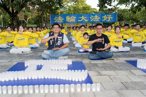 '图6：前凤山市市长、立法委员许智杰和他的特助在现场学功，跟大家一起炼第五套功法。'