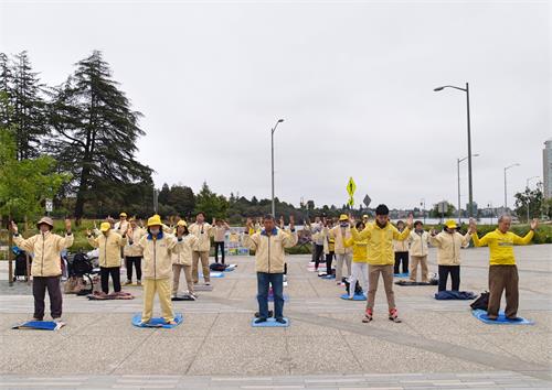 图8～10：二零二零年七月十九日，旧金山东湾的奥克兰法轮功学员以集体炼功，纪念反迫害二十一周年。