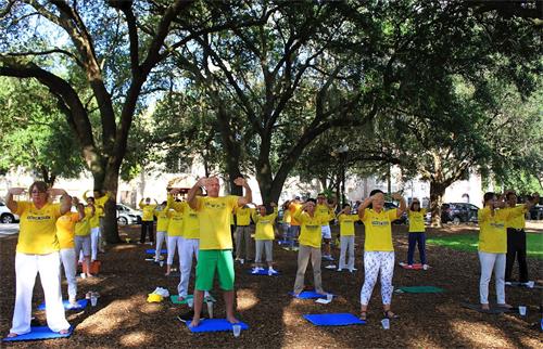 '图2：法轮功学员在奥兰多市中心的尤拉湖（Lake Eola）公园集体炼功，'