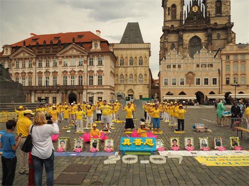 '图1~4:七月十九日,法轮功学员在布拉格市中心老城广场(Staroměstské náměstí)进行洪法活动'
