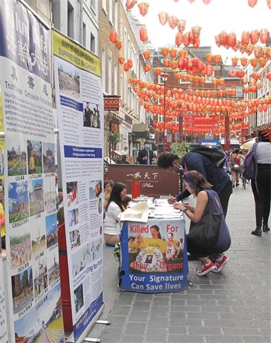 '图1～6：二零二零年八月十六日，英国法轮功学员又来到伦敦唐人街炼功、发放真相资料、讲真相、征签反迫害。民众驻足了解真相，签名支持法轮功反迫害'