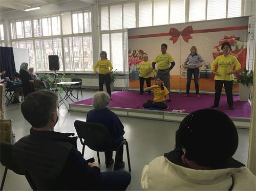 '图1：俄罗斯圣彼得堡学员在健康展展示功法'