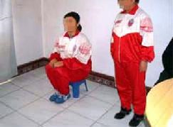 '酷刑演示：坐小凳子'