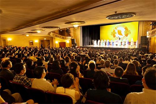 '图1：神韵纽约艺术团于二零二一年六月二十六日在康州斯坦福派雷斯剧院（The Palace Theatre）拉开了2021-2022年全球巡回演出首站演出的序幕。图为，二十六日晚演出结束时，观众报以雷动掌声向演员致谢。'