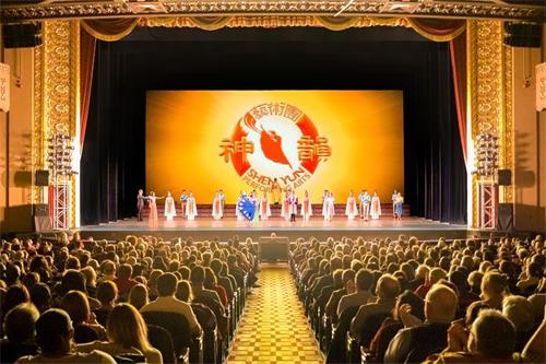 '图2：二零二二年二月十九日和二十日下午，神韵国际艺术团莅临圣路易斯的斯迪弗剧院（Stifel Theatre （Formerly Peabody Opera House）上演了二场演出。图为二十日演出的谢幕照。（大纪元）'
