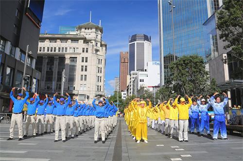 图1: 法轮功学员集体炼功，场面祥和