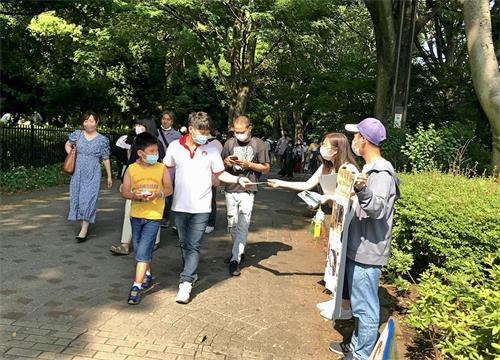 图1～3: 二零二二年六月四日、五日，日本法轮功学员在东京代代木公园越南庆祝节上，向往来的民众展示出日语、越南语和中文的真相看板，同时向民众派发资料。