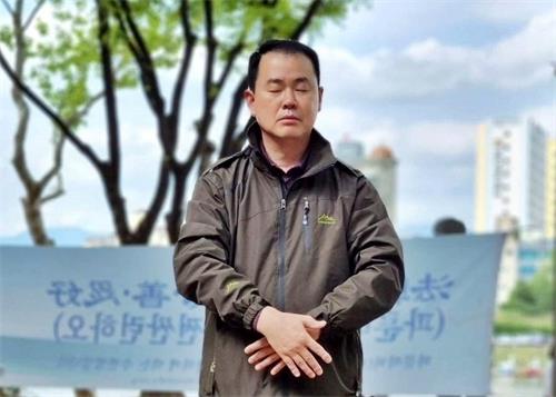 '图2：自从炼法轮功以后，原本脸颊黯沉的金永标变得光润明亮，瘦弱的身体也变得健康了。每天的晨炼让他意志力增强，精神格外充沛。'