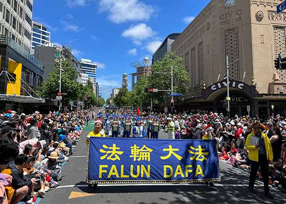 新西兰法轮功学员参加三场圣诞游行真善忍信息感动观众