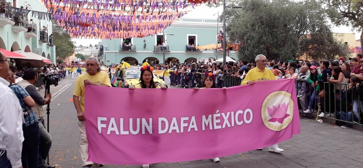 图1：二零二三年十月二十六日，法轮功学员参加墨西哥特拉斯卡拉市举办的二零二三年度博览会大游行。
