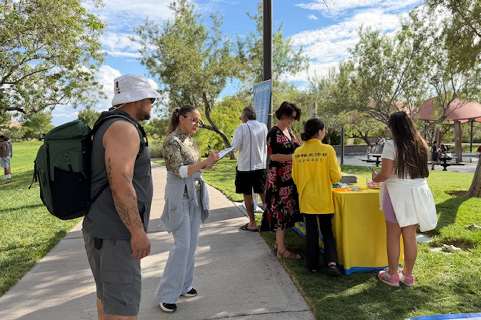 图1~5:二零二五年九月二十八日下午,拉斯维加斯法轮功学员在探索峰公园举办庆祝活动,学员进行功法展示,把大法的美好传递给当地民众,同时恭祝师尊中秋快乐。