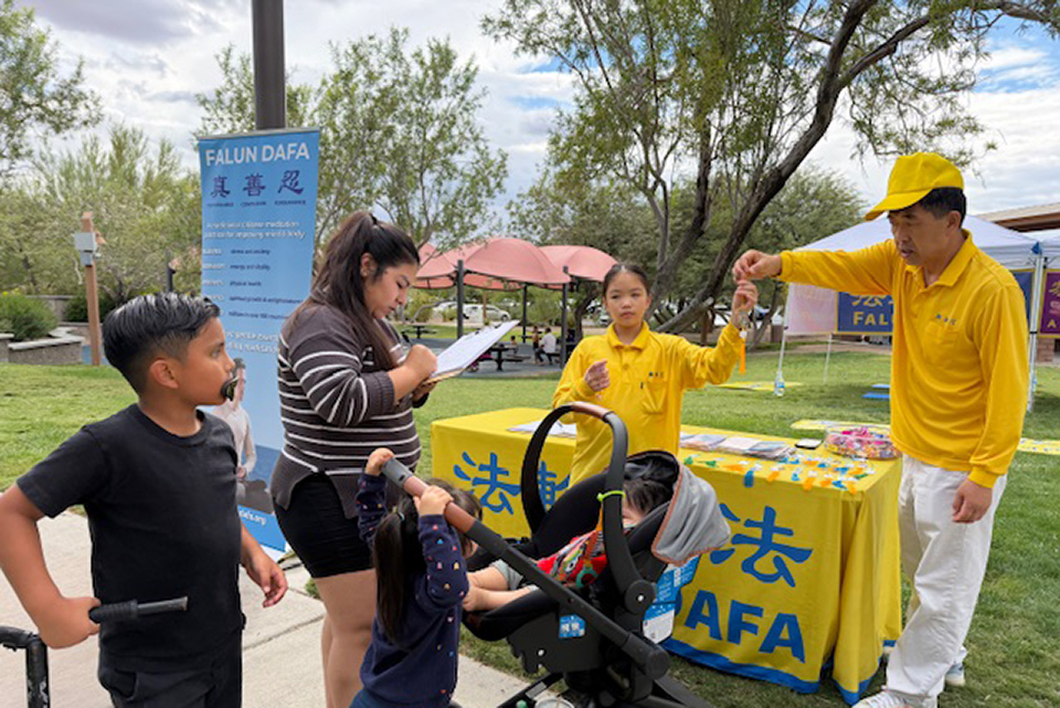 图6~9:学员征集支持参议院推动《法轮功保护法案》的签名,很多民众积极参与征签活动。