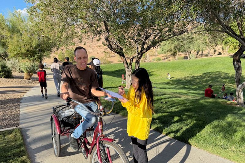 图11:一名正在进行康复锻炼的西人男士明白真相后,在学员的协助下完成签名支持法轮功反迫害。