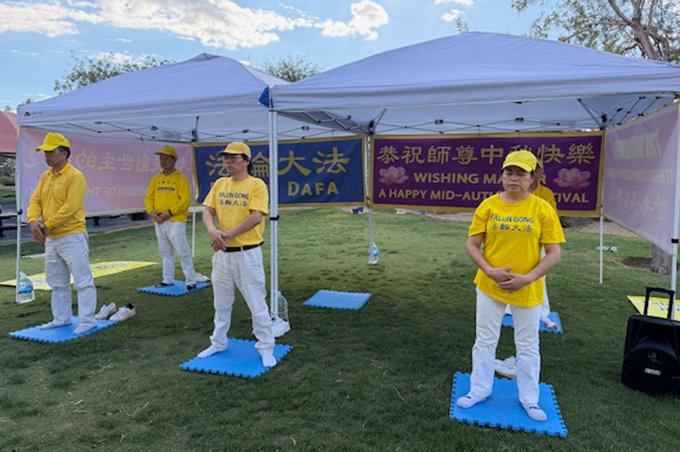 图12:曾经在国内大学任教的法轮功学员王先生(前排中间位置)参加当天的功法展示,并向师父表达感恩之情,恭祝师尊中秋快乐。