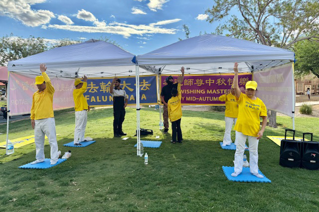 图14:本地青年艾萨克和伊森(在棚子内中间两位穿便服者)现场学功后感觉很有精神,很轻松。