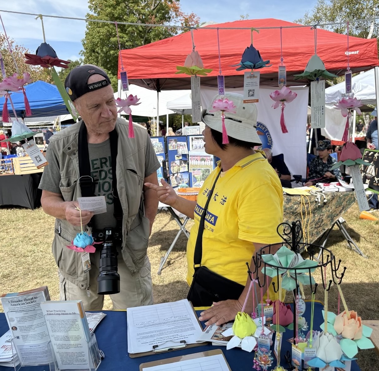 图1~2:学员们在活动中摆设了法轮大法展位,向人介绍法轮功