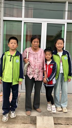 '图：金月的婆婆和三个孩子。'